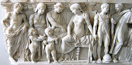 008. Tombeau de marbre avec deux scenes sculptees du mythe de Medee.jpg